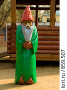 Сказочная детская площадка. Деревянная фигура волшебника (2009 год). Редакционное фото, фотограф Олег Тыщенко / Фотобанк Лори
