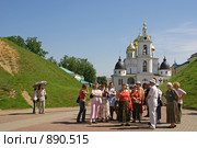 Дмитров. Экскурсанты в Дмитровском кремле (2008 год). Редакционное фото, фотограф Julia Nelson / Фотобанк Лори