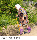 Старушка с клюкой (2009 год). Редакционное фото, фотограф RedTC / Фотобанк Лори