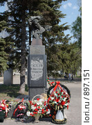Город Муром. Памятник летчику Николаю Гастелло (2009 год). Редакционное фото, фотограф Юрий Синицын / Фотобанк Лори