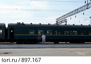 Город Муром. Железнодорожный вокзал. Встречающие (2009 год). Редакционное фото, фотограф Юрий Синицын / Фотобанк Лори