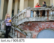 Две девушки беседуют, третья подслушивает. Стоковое фото, фотограф Арестов Андрей Павлович / Фотобанк Лори