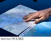 Автодорожная навигация. Рука на фоне автодорожной карты. Стоковое фото, фотограф Дмитрий Черевко / Фотобанк Лори