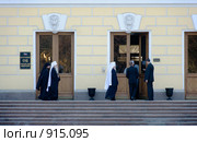 Дружеский визит. Священнослужители идут в Конституционный суд (2009 год). Редакционное фото, фотограф Александр Щепин / Фотобанк Лори