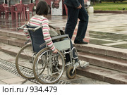 Неравные возможности. Инвалид пытается преодолеть ступени в парке. Стоковое фото, фотограф Татьяна Белова / Фотобанк Лори