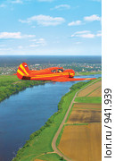Легкий самолет Як-18Т в небе над рекой (2009 год). Редакционное фото, фотограф Евгения Водолазская / Фотобанк Лори
