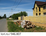 Желтый дом запасливого хозяина (2009 год). Стоковое фото, фотограф Анатолий Матвейчук / Фотобанк Лори