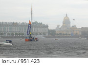 Финиш кругосветной регаты Volvo Ocean Race 2009 в Санкт-Петербурге, Россия. Торжественный парад под проливным дождём. Яхта Ericsson 4 - победитель регаты. Редакционное фото, фотограф Алексей Зарубин / Фотобанк Лори