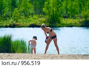 Мама уговаривает ребенка искупаться в реке. Стоковое фото, фотограф Кекяляйнен Андрей / Фотобанк Лори