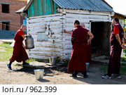 Буддийские монахи трудятся. Иволгинский дацан. Бурятия (2009 год). Редакционное фото, фотограф Александр Подшивалов / Фотобанк Лори