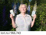 Пожилая женщина с деньгами и сберкнижкой (2009 год). Редакционное фото, фотограф GANG / Фотобанк Лори
