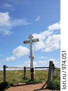 Православный крест на фоне неба (2009 год). Редакционное фото, фотограф Пиневич Геннадий Александрович / Фотобанк Лори