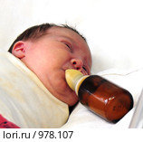 Младенец сосет молоко из бутылки крупным планом (2009 год). Редакционное фото, фотограф Катерина Белякина / Фотобанк Лори