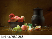 Кринка и яблоки. Стоковое фото, фотограф Михаил Котов / Фотобанк Лори