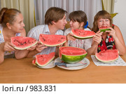 Семья. Красный арбуз. Стоковое фото, фотограф Федор Королевский / Фотобанк Лори