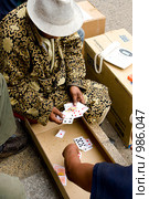 Уличный картежник. Улан - Батор. Монголия (2009 год). Редакционное фото, фотограф Александр Подшивалов / Фотобанк Лори