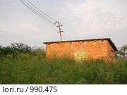 Трансформаторная подстанция, заросшая травой. Стоковое фото, фотограф Никонор Дифотин / Фотобанк Лори
