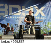 Юбилейный фестиваль "Воздух 2009" в Петрозаводске. Группа "Пилот", вокалист Илья Черт. Редакционное фото, фотограф Сергей Цепек / Фотобанк Лори