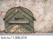 Старая деревянная дверь, заколоченная доской. Стоковое фото, фотограф Алексей Лебедев / Фотобанк Лори