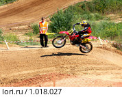 Чемпионат России по Мотокроссу 2009. Гонщик на трассе. Редакционное фото, фотограф ElenArt / Фотобанк Лори