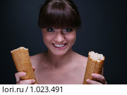 Девушка с разломленным батоном. Стоковое фото, фотограф Vdovina Elena / Фотобанк Лори