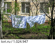 Просушка белья во дворе. Стоковое фото, фотограф lana1501 / Фотобанк Лори