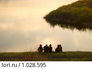 Молодые люди на берегу. Стоковое фото, фотограф Насыров Руслан / Фотобанк Лори