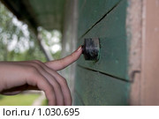 Женская рука звонит в дверной звонок. Стоковое фото, фотограф Pukhov K / Фотобанк Лори