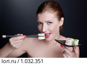 Девушка есть роллы. Стоковое фото, фотограф Vdovina Elena / Фотобанк Лори