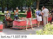 Уличный сувенирный лоток в городе Волгограде (2009 год). Редакционное фото, фотограф Андрей Ижаковский / Фотобанк Лори