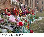 Беслан. Сентябрь 2004. Цветы у окон спортзала. Редакционное фото, фотограф Владимир Трифонов / Фотобанк Лори