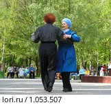 Люди танцуют на танцплощадке в Измайловском парке (2008 год). Редакционное фото, фотограф lana1501 / Фотобанк Лори