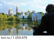Художник пишет картину Новодевичьего Монастыря (2009 год). Редакционное фото, фотограф Яна Королёва / Фотобанк Лори