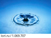 Падение капли воды. Стоковое фото, фотограф Константин Тавров / Фотобанк Лори