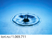 Падение капли воды. Стоковое фото, фотограф Константин Тавров / Фотобанк Лори