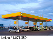 АЗС, автозаправочная станция "Роснефть", Улан-Удэ, Бурятия (2009 год). Редакционное фото, фотограф Александр Подшивалов / Фотобанк Лори