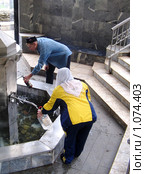 Женщина и мужчина набирают воду из источника (2006 год). Редакционное фото, фотограф Сагирова Алсу / Фотобанк Лори
