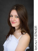 Красивая молодая девушка на черном фоне. Стоковое фото, фотограф pzAxe / Фотобанк Лори