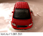 Игрушечный автомобиль замерзший во льду. Кризис автопрома. Стоковое фото, фотограф Тарановский Д. / Фотобанк Лори