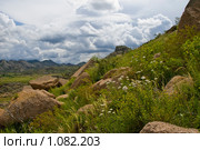 Каменный спуск с горы. Горный пейзаж. Стоковое фото, фотограф Юлия Врублевская / Фотобанк Лори