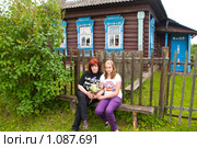 Мама и дочь сидят на лавочке около дома в деревне. Стоковое фото, фотограф Светлана Силецкая / Фотобанк Лори