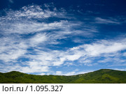 Зеленые холмы на фоне синего неба. Стоковое фото, фотограф Ольга Коцюрбий / Фотобанк Лори