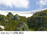 Снежный карниз над крутым склоном. Стоковое фото, фотограф Наталия Шевченко / Фотобанк Лори