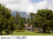 Парк с вулканом на заднем плане. Суматра, Индонезия (2008 год). Стоковое фото, фотограф Пётр Соболев / Фотобанк Лори