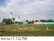 Стадион "Авангард" с видом на Успенский кафедральный собор на заднем плане. Город Бийск, Алтайский край (2009 год). Редакционное фото, фотограф Григорий Писоцкий / Фотобанк Лори