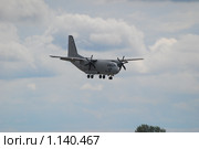 Полет Военно-транспортного самолета Lockheed C-130 Hercules ВВС Италии (2009 год). Редакционное фото, фотограф Алёшина Оксана / Фотобанк Лори