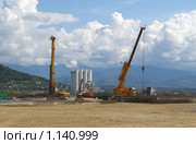 Буровая установка, кран и бетонно-растворный узел на стройплощадке (2009 год). Редакционное фото, фотограф Константин Бредников / Фотобанк Лори