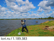 Рыбак делает заброс. Стоковое фото, фотограф Алёшина Оксана / Фотобанк Лори
