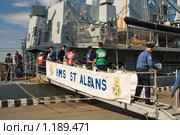 Погрузка провизии на ракетный фрегат F83 St. Albans ВМС Великобритании (2009 год). Редакционное фото, фотограф Александр Лядов / Фотобанк Лори
