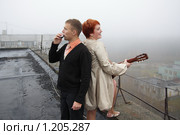 Молодожены музицируют на крыше дома. Стоковое фото, фотограф Сергей Цепек / Фотобанк Лори